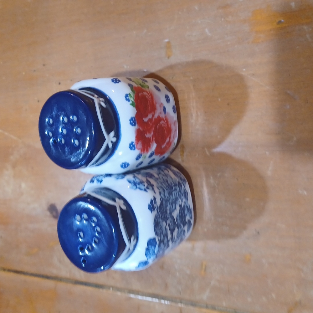 Pioneer woman salt and pepper shakers
